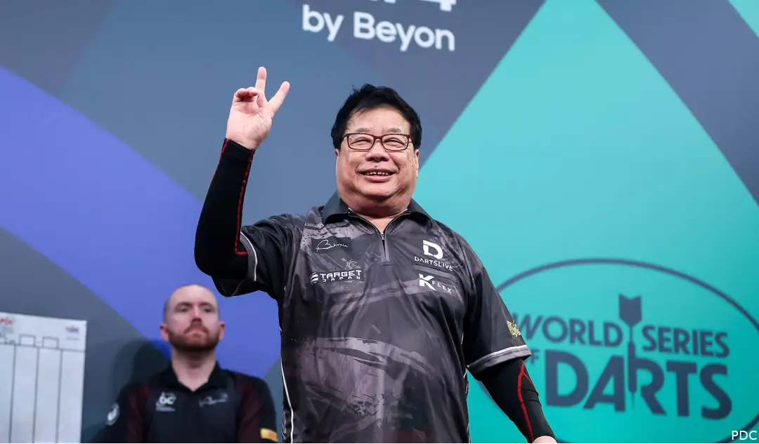 Paul Lim lacht en steekt twee vingers in de lucht.