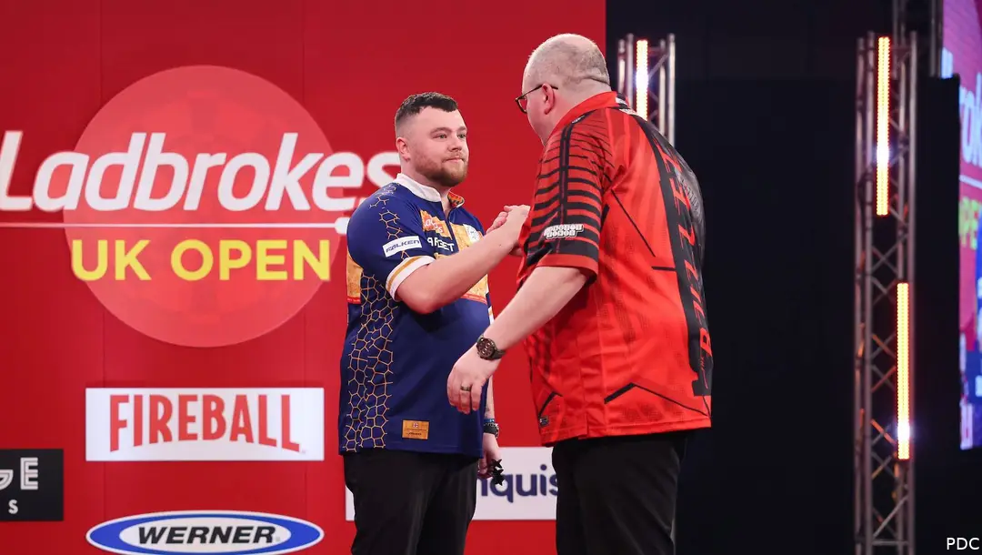 Josh Rock en Stephen Bunting schudden elkaar de hand