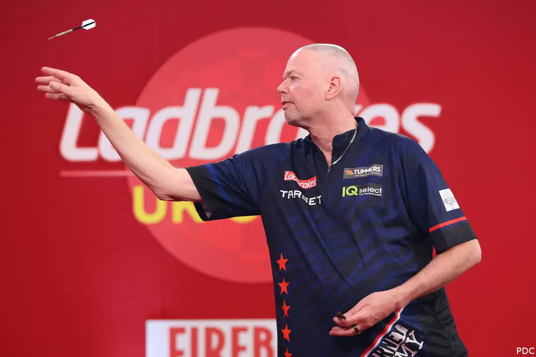 Raymond van Barneveld in actie op de voorbije UK Open