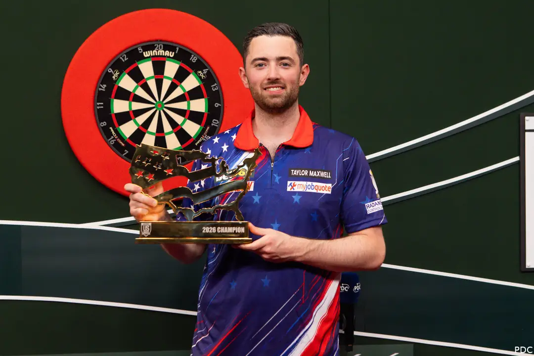 Luke Humphries poseert met de beker op de US Darts Masters