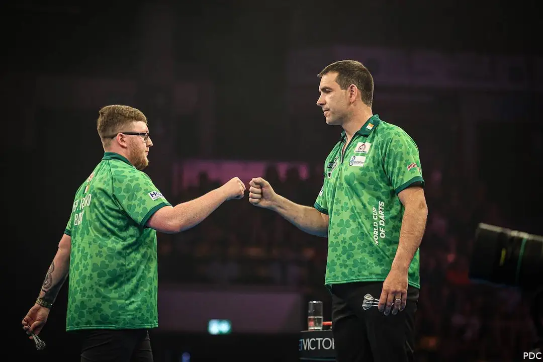 Keane Barry en William O'Connor geven elkaar een boks