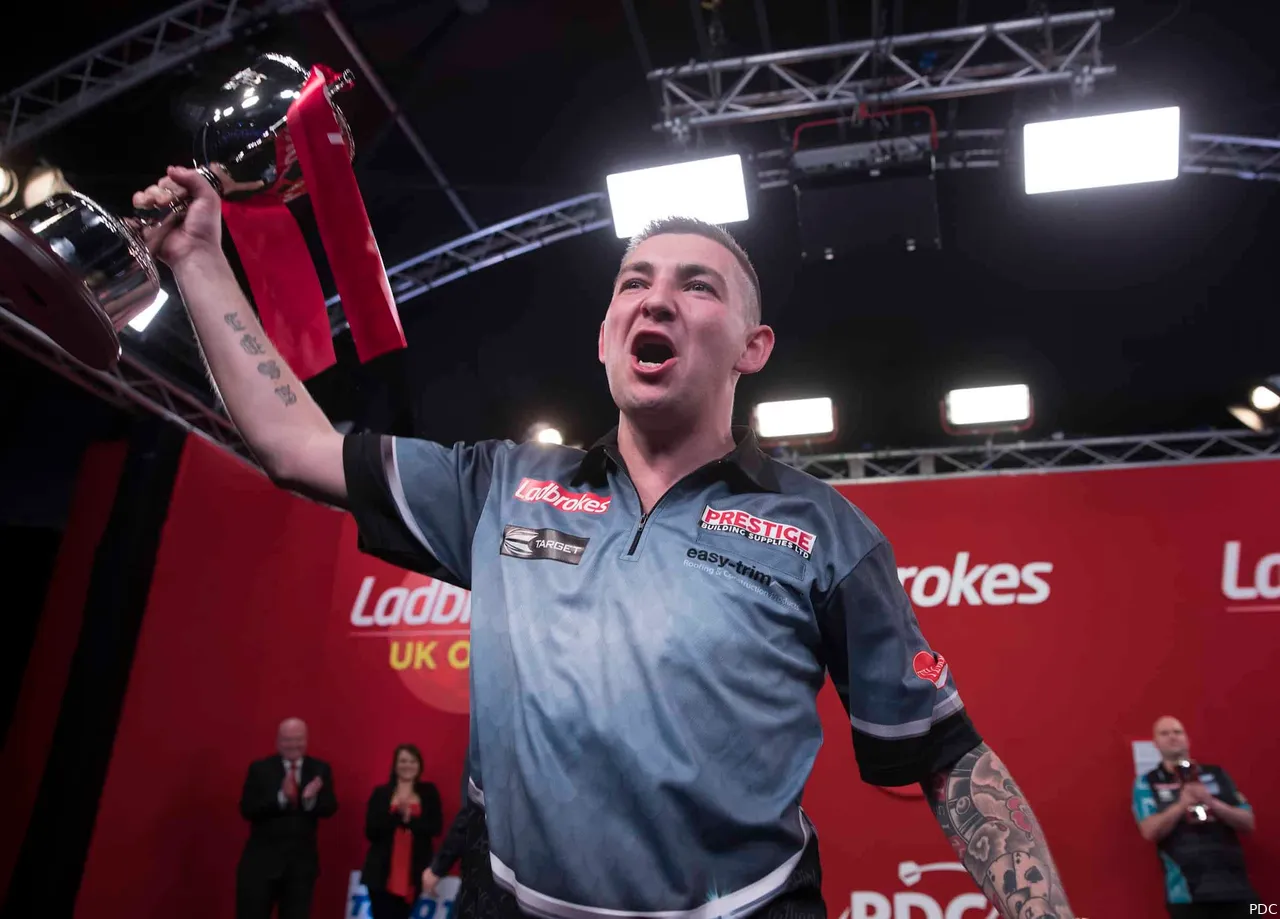 Nathan Aspinall mit UK-Open Sieger-Pokal&lt;br&gt;