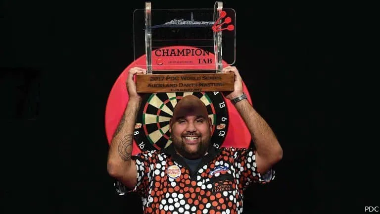 Kyle Anderson mit der Trophäe der Auckland Darts Masters 2017