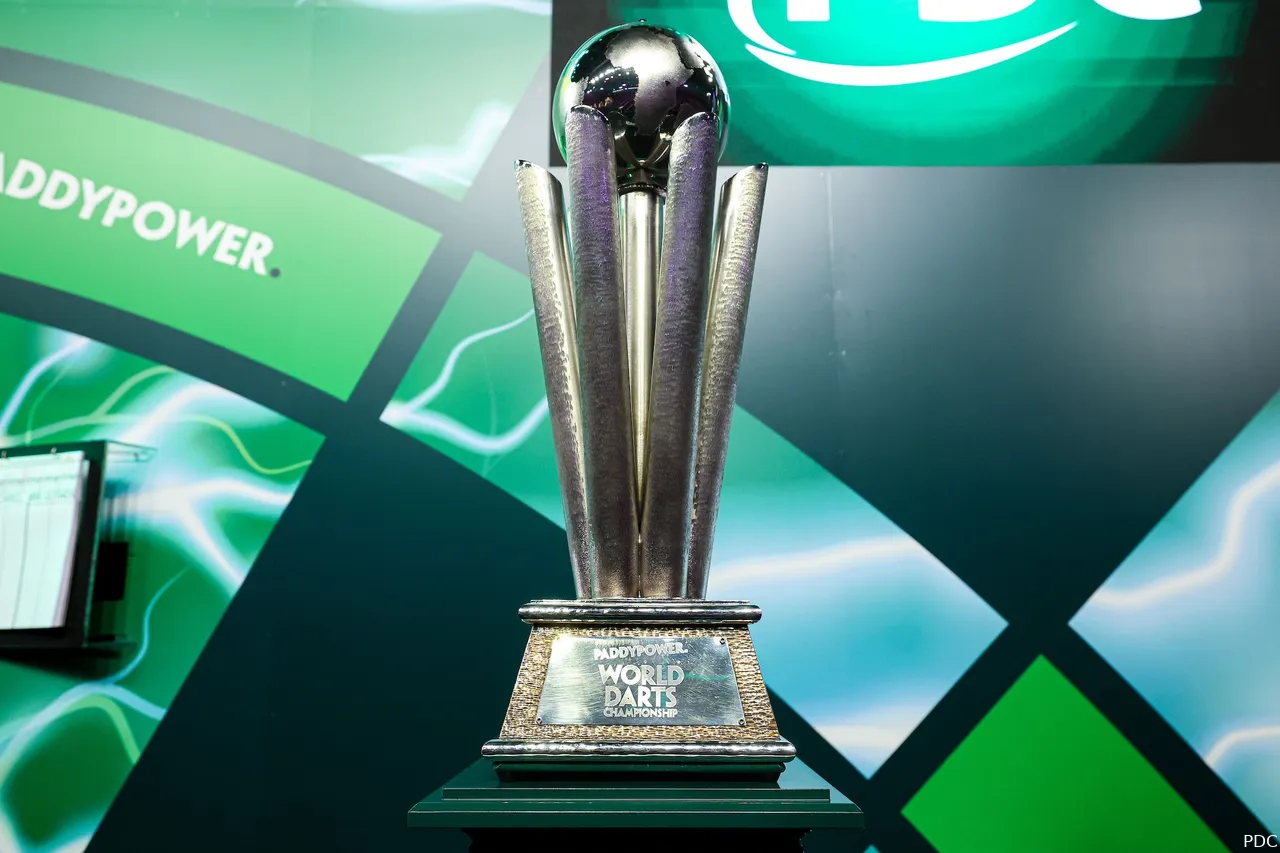 Der WM-Pokal - auch genannt "Sid-Waddell-Trophy" gilt als wichtigste Trophäe der Darts-Welt