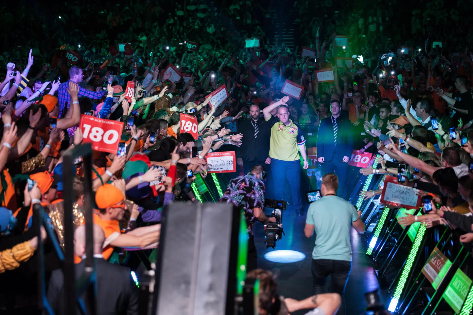 WORLDSERIESFINALS19 R2 MICHAEL VAN GERWEN05[1]