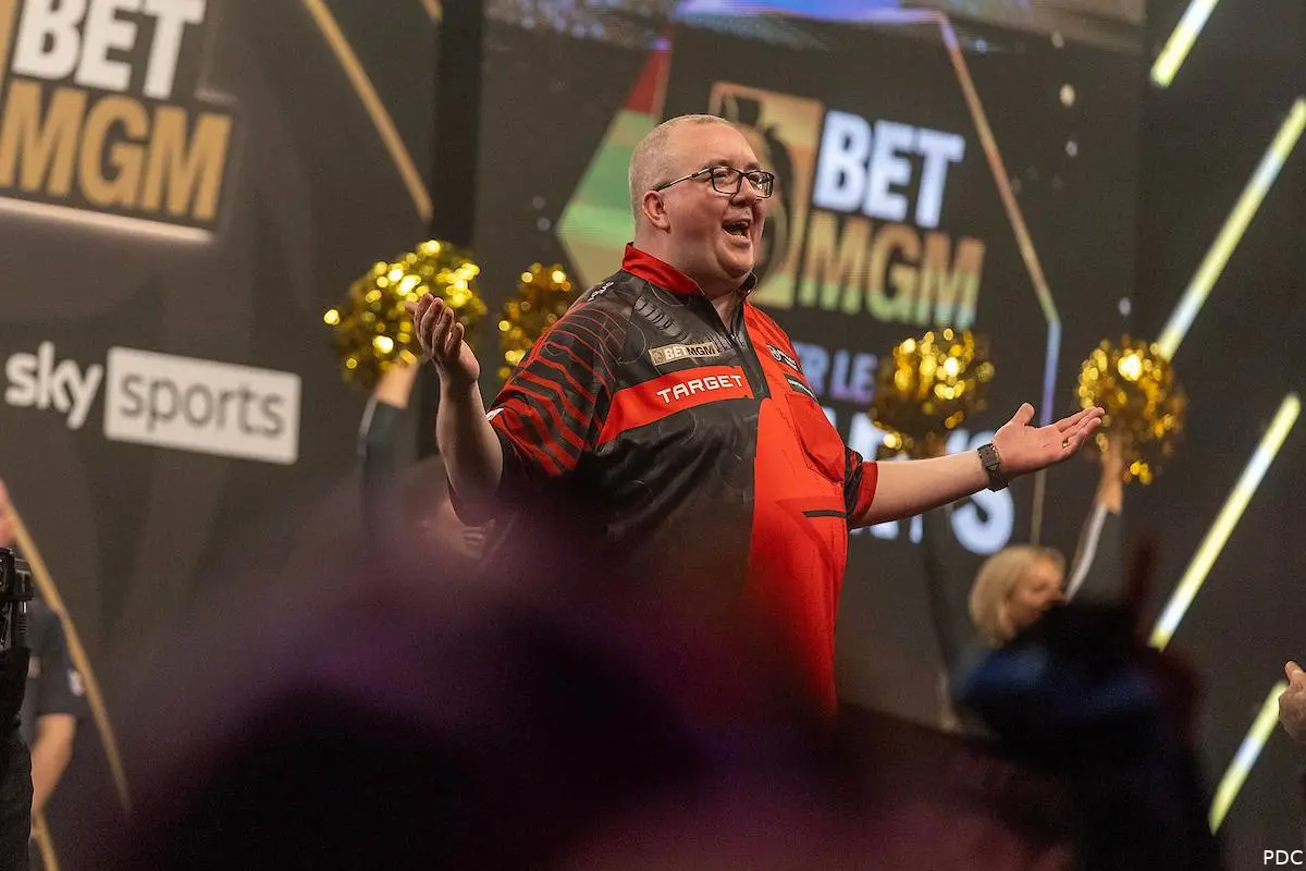 Stephen Bunting on night 5 of the 2026 Premier League Darts in Cardiff
