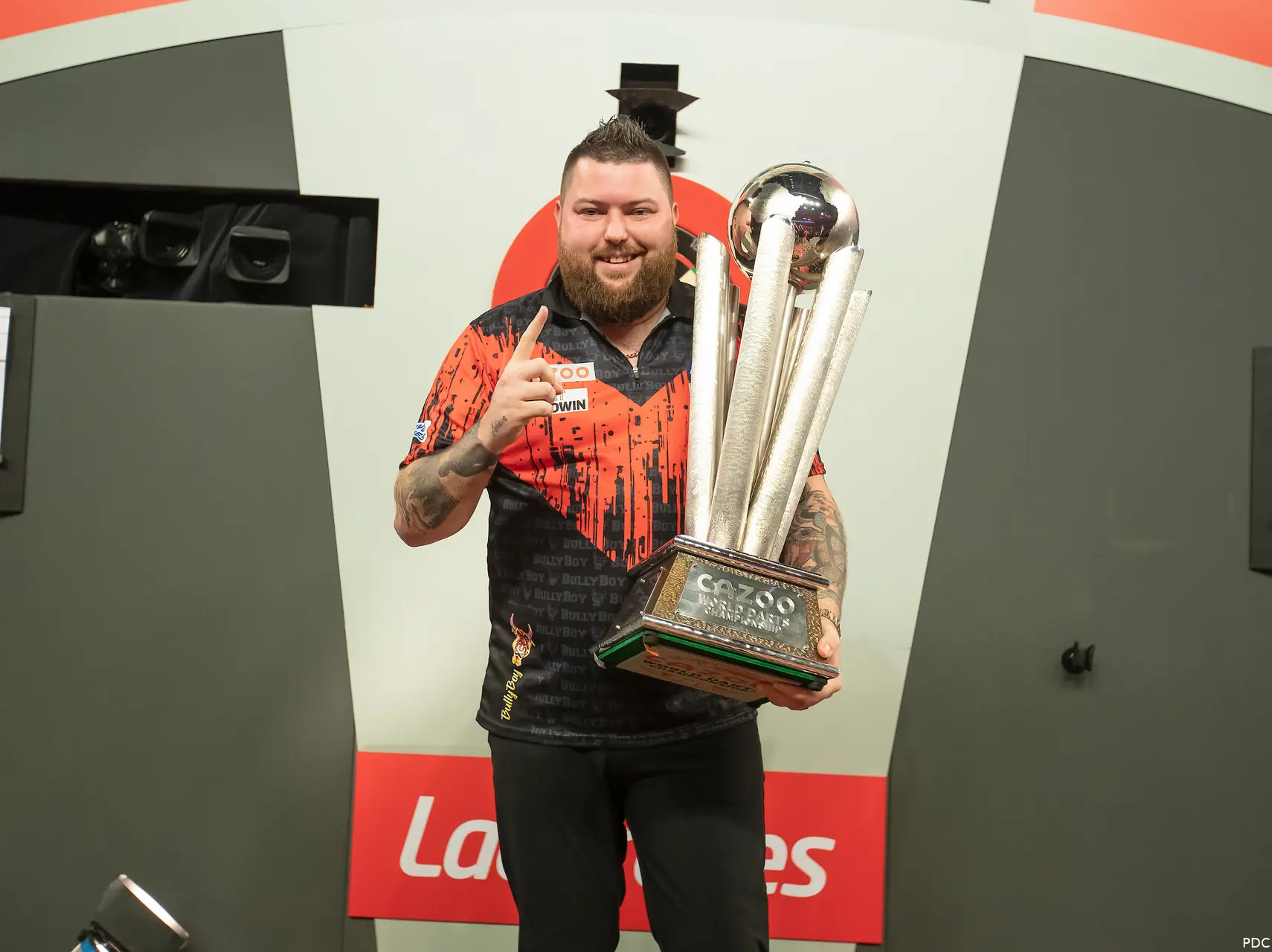 Michael Smith hält die Sid Waddell Trophy