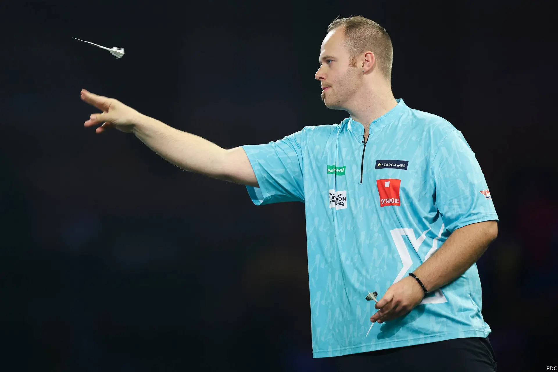 Max Hopp wirft einen Dart.