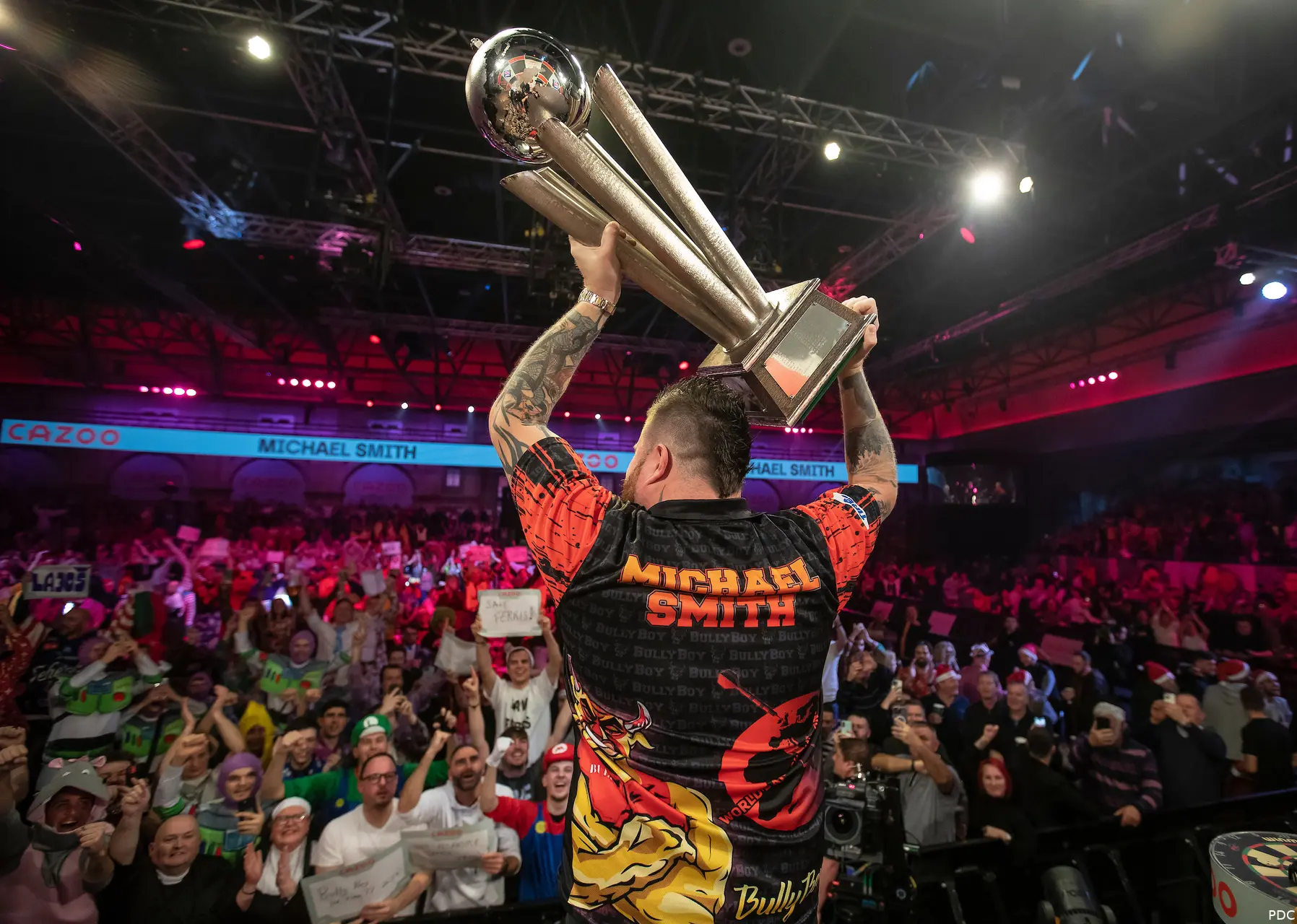 Michael Smith toont de Sid Waddell Trophy aan het publiek