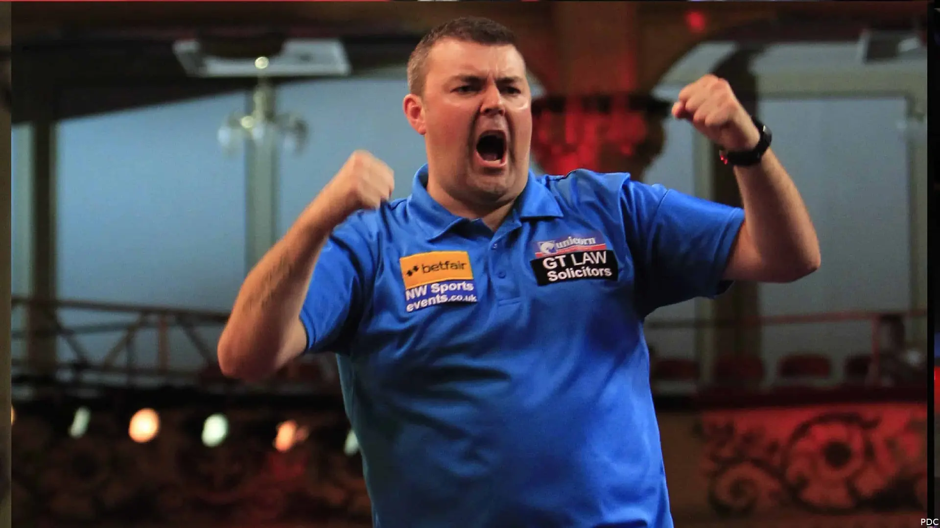 Wes Newton viert een negendarter.