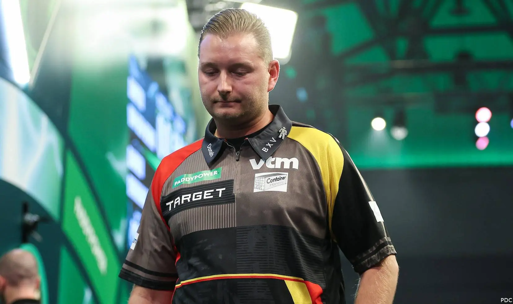 Dimitri van den Bergh kijkt teleurgesteld naar de grond terwijl hij van het podium afloopt.