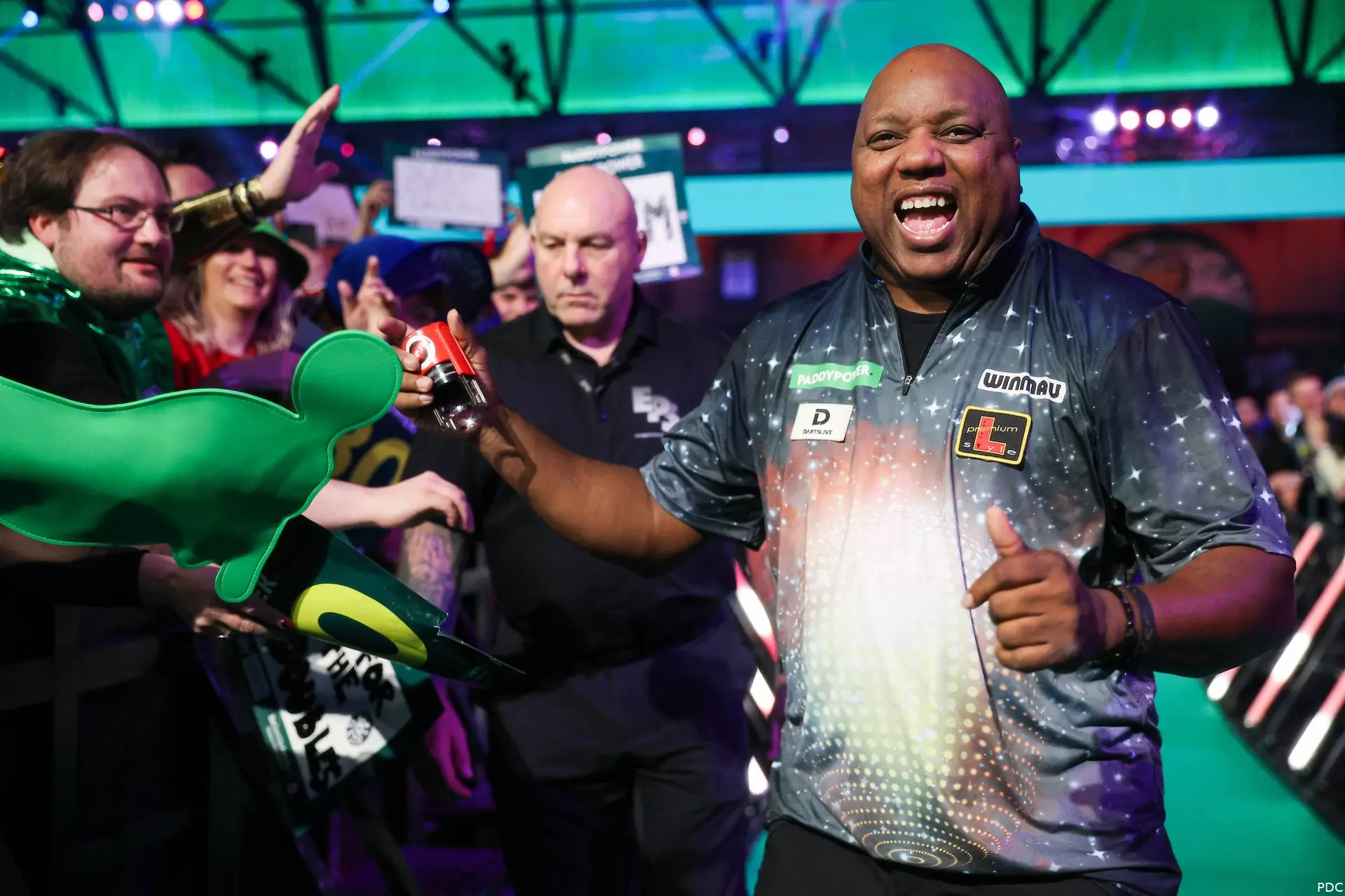 Leonard Gates lacht met open mond tijdens walk-on