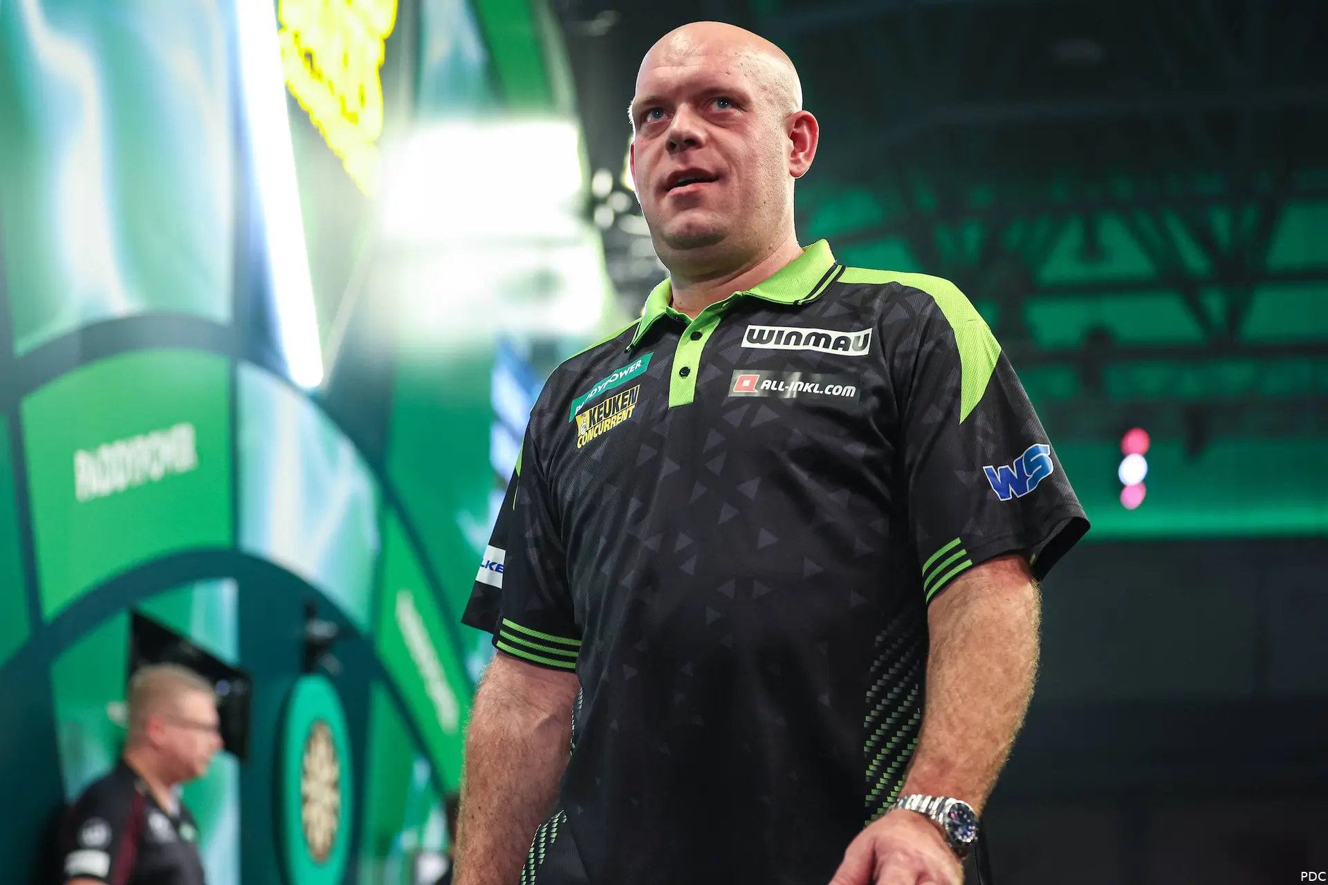 Michael van Gerwen loopt van het podium af
