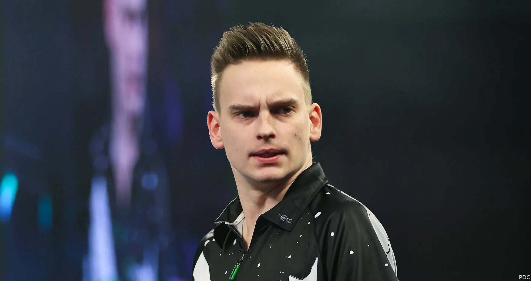 Ricardo Pietreczko kijkt streng.