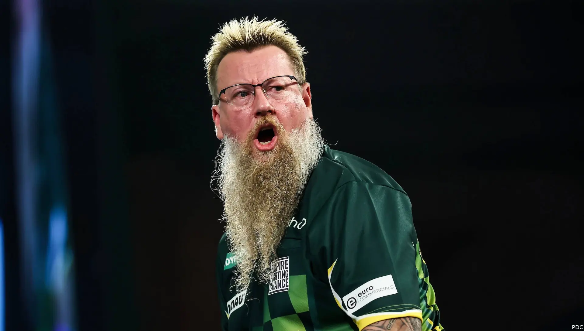 Simon Whitlock schreeuwt het uit van blijdschap tijdens de WK Darts 2026&nbsp;