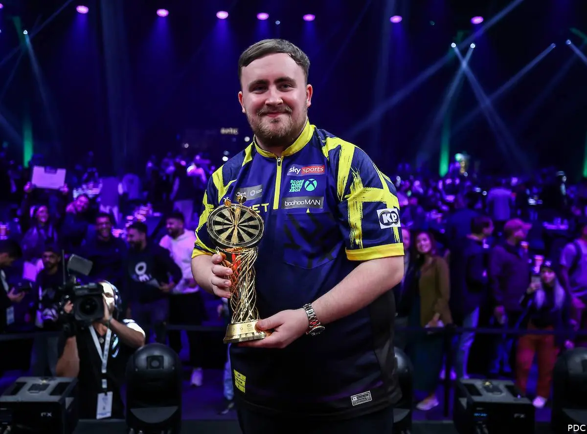 Luke Littler staat met de trofee in zijn handen na het winnen van de Saudi Arabia Darts Masters 2026.