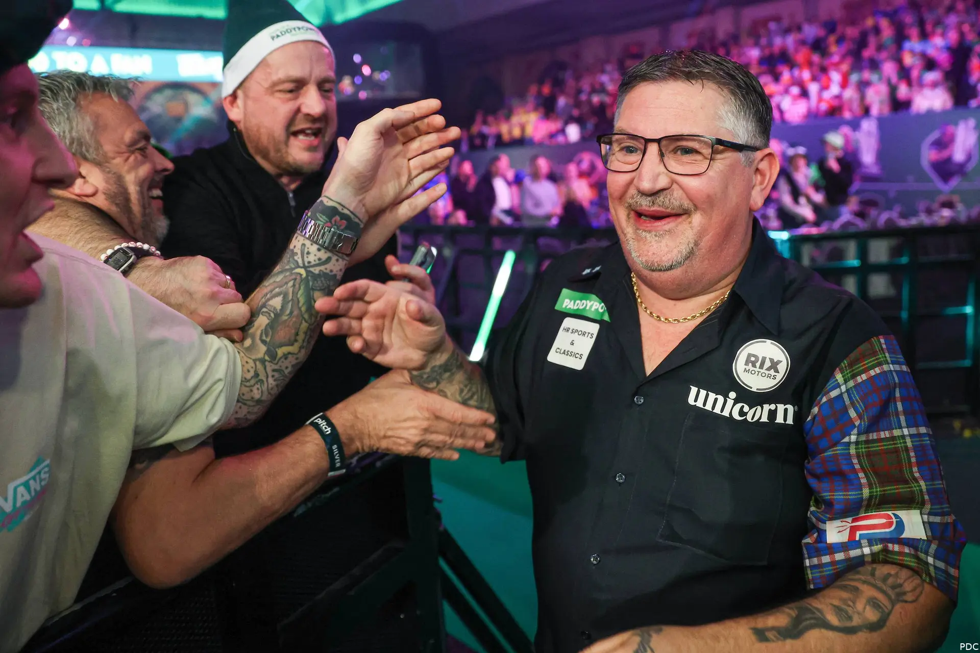 Gary Anderson tijdens zijn walk-on op het WK Darts 2026