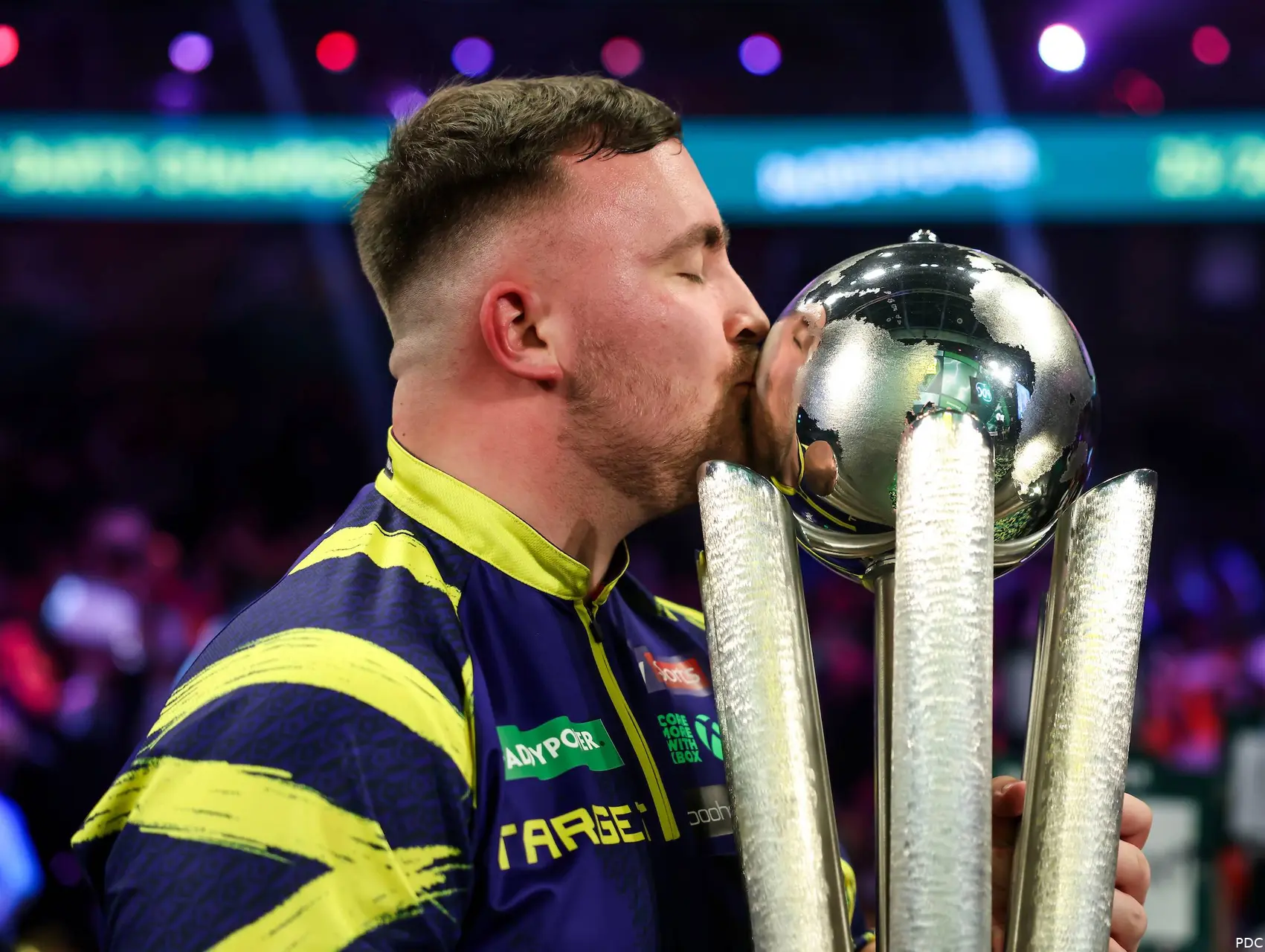 Luke Littler kust de WK-trofee