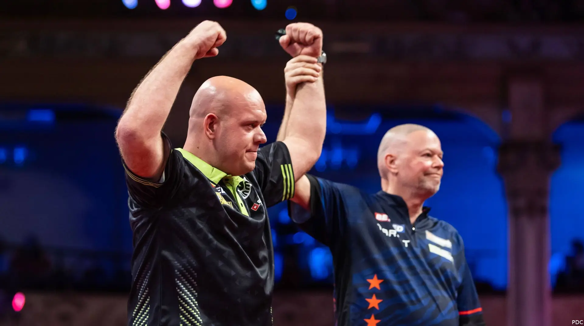 Raymond van Barneveld toont zijn respect aan Michael van Gerwen op het podium