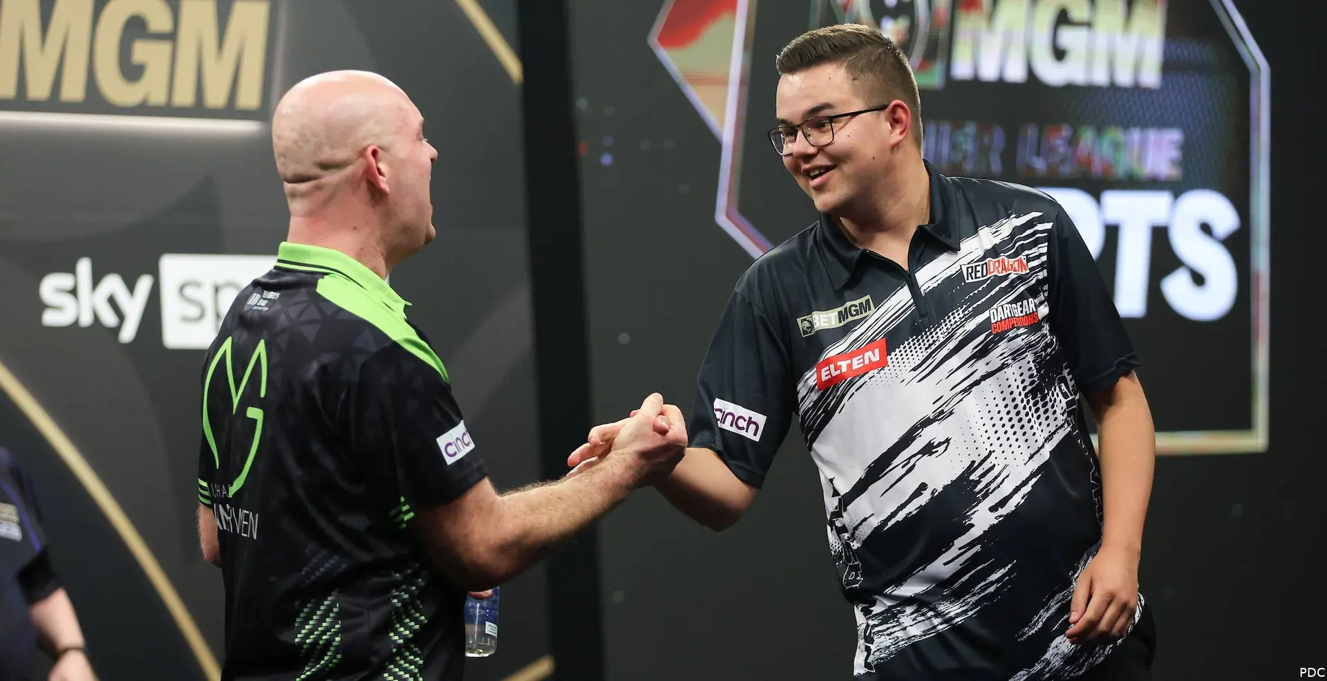 Michael van Gerwen &amp; Gian van Veen schudden elkaar de hand op het podium
