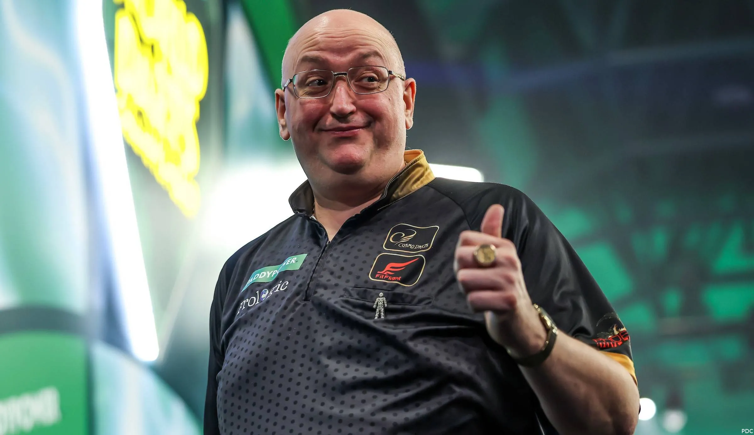 Andrew Gilding with his trademark thumb