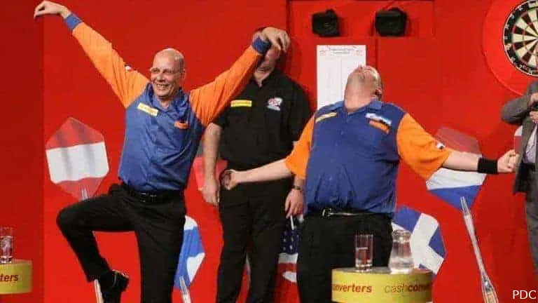 co stompe raymond van barneveld darts_3432351