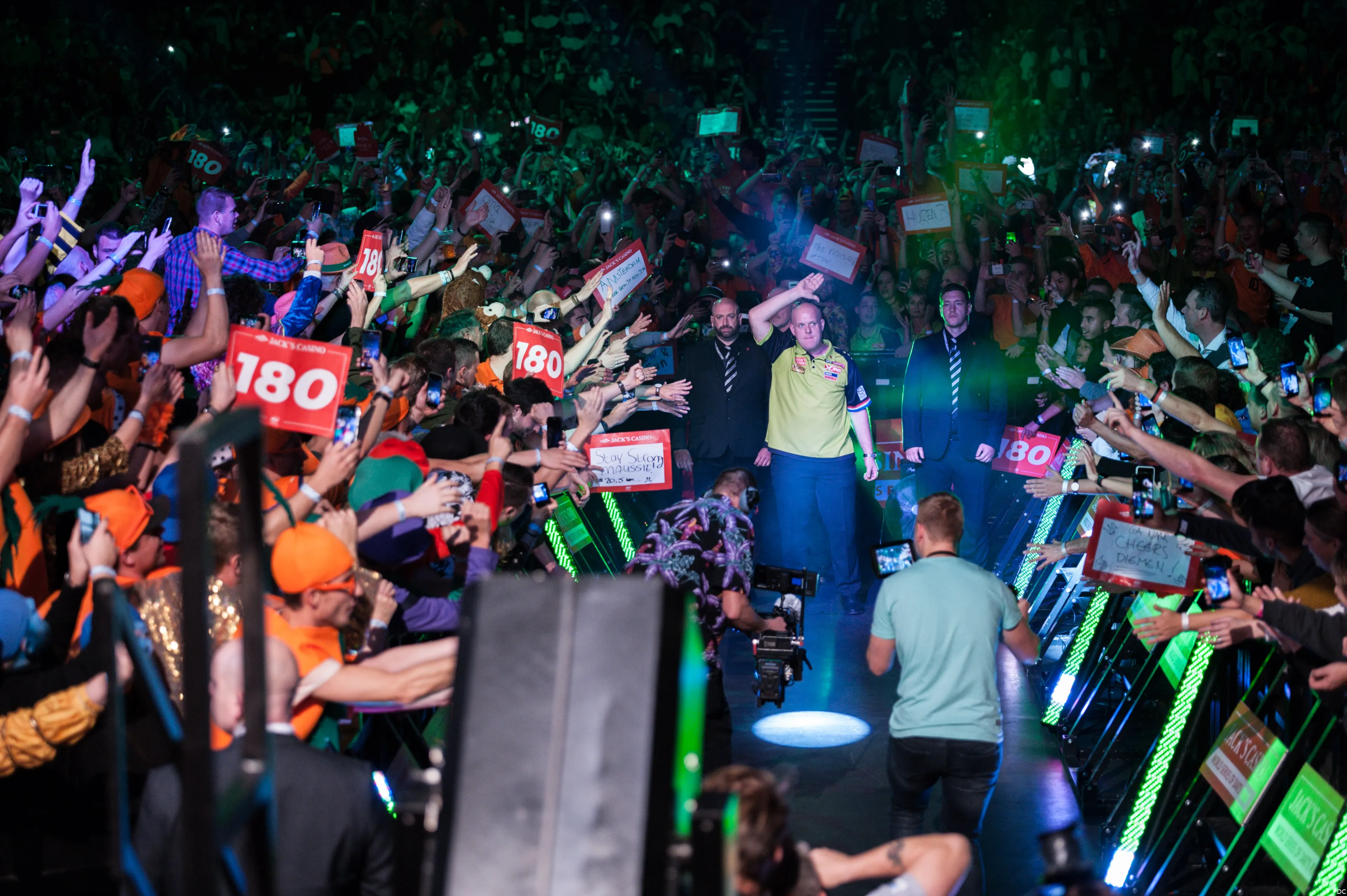 WORLDSERIESFINALS19 R2 MICHAEL VAN GERWEN05[1]