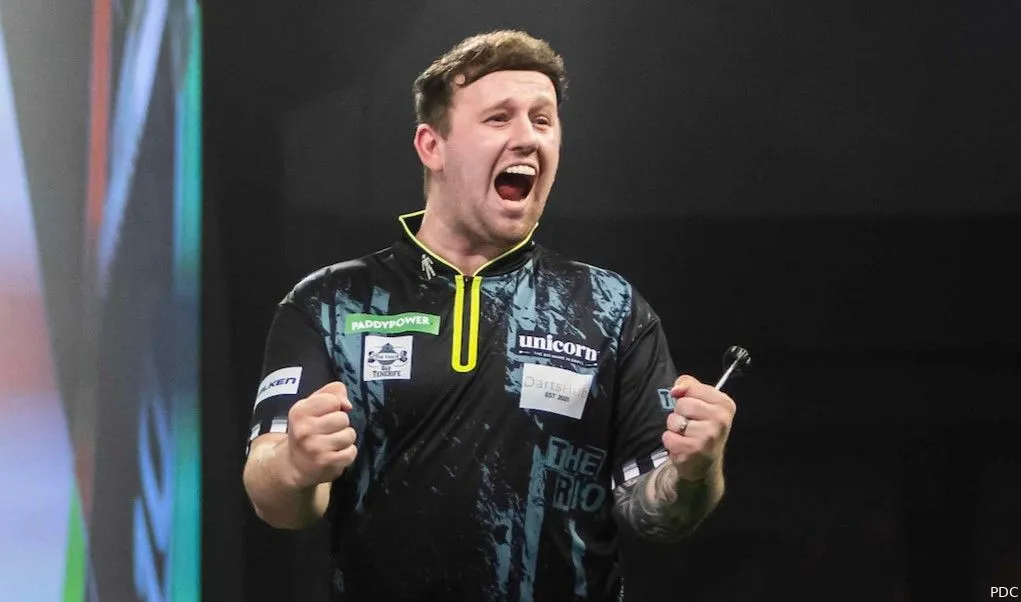 Ontketende Callan Rydz gooit Dimitri van den Bergh finaal van het bord en haalt achtste finales