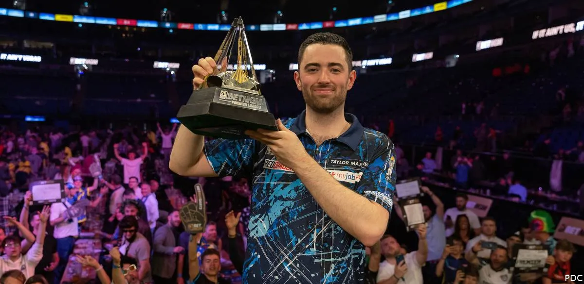 Luke Humphries poseert trots met de trofee van de Premier League Darts