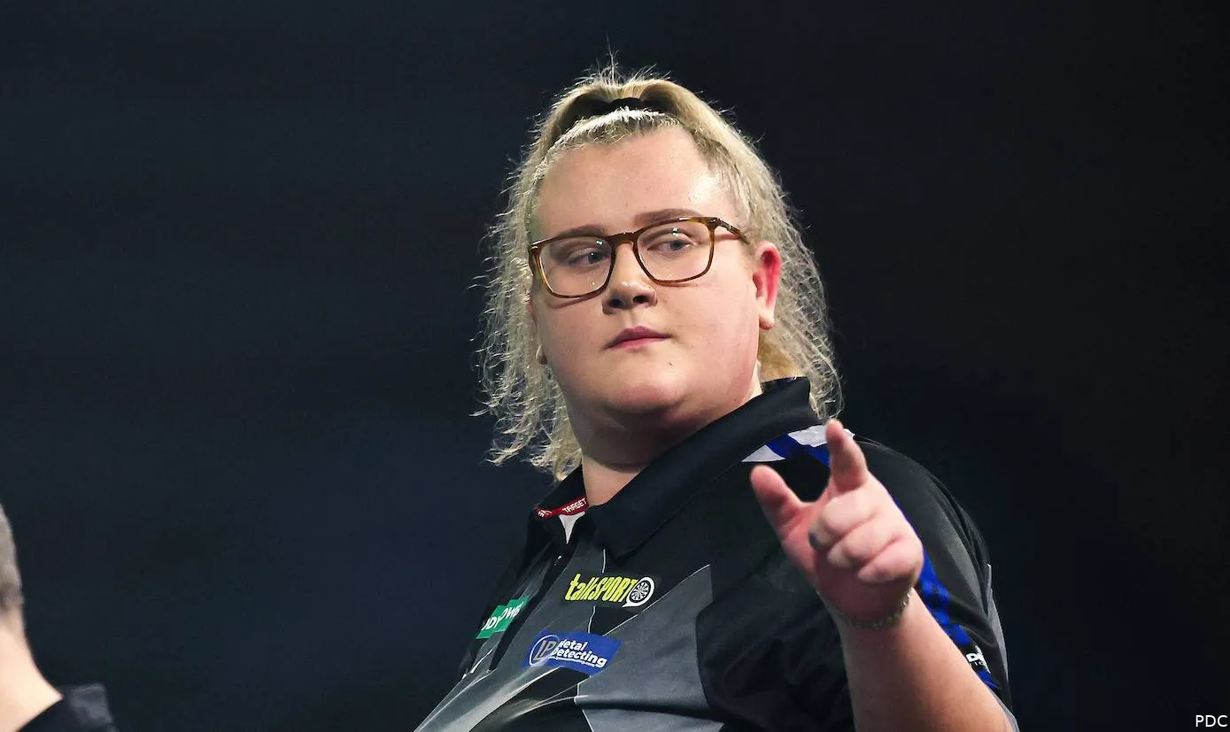 Beau Greaves wijst naar de camera na het winnen van een leg.