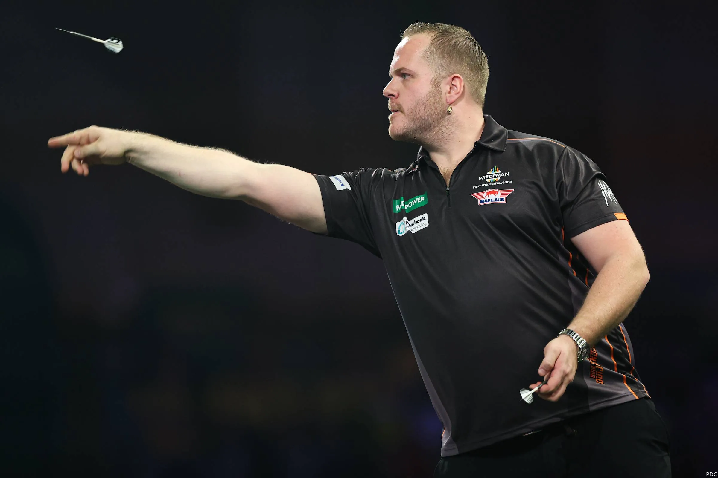 Dirk van Duijvenbode in actie op het WK Darts 2026