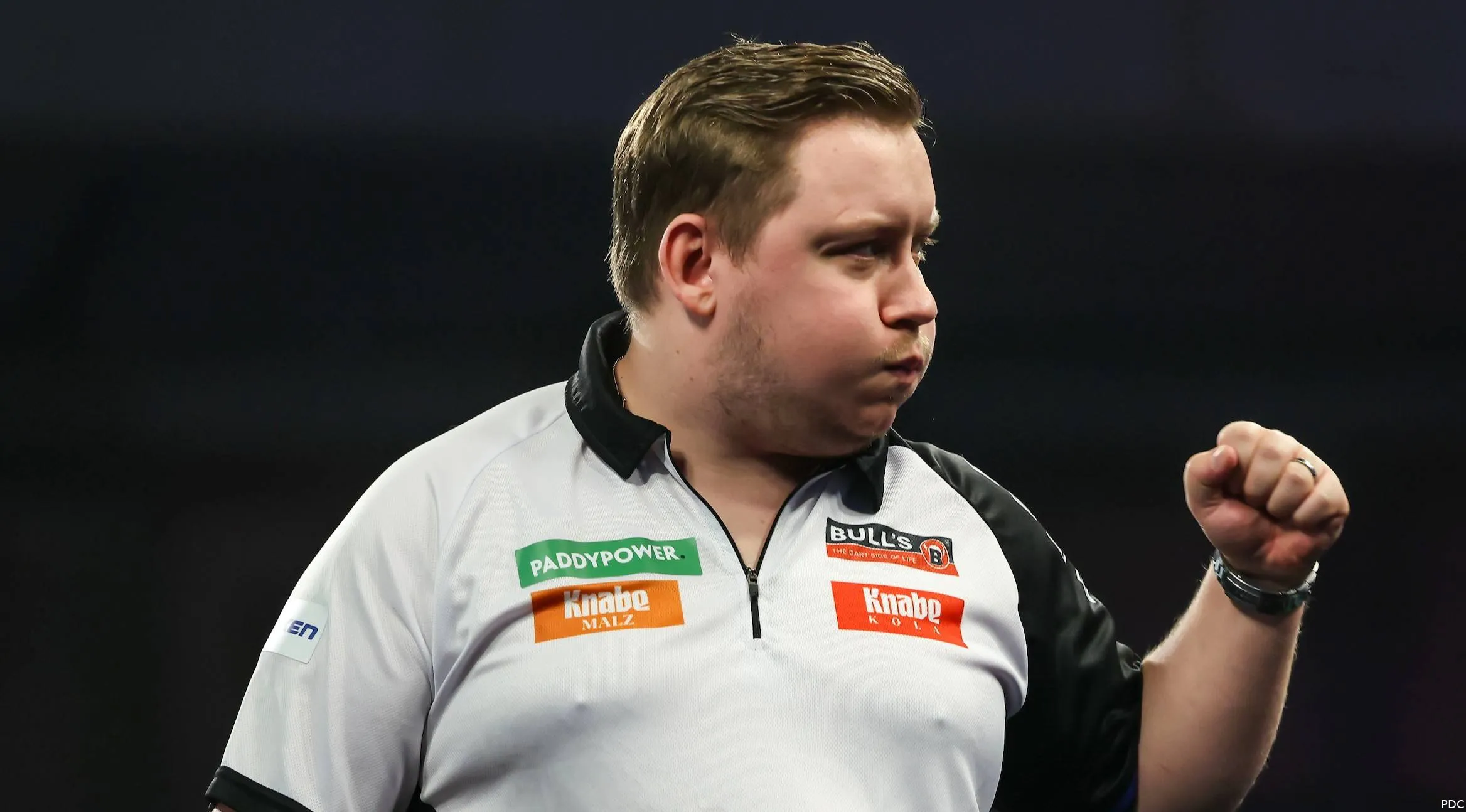 Martin Schindler zucht diep met gebalde vuist