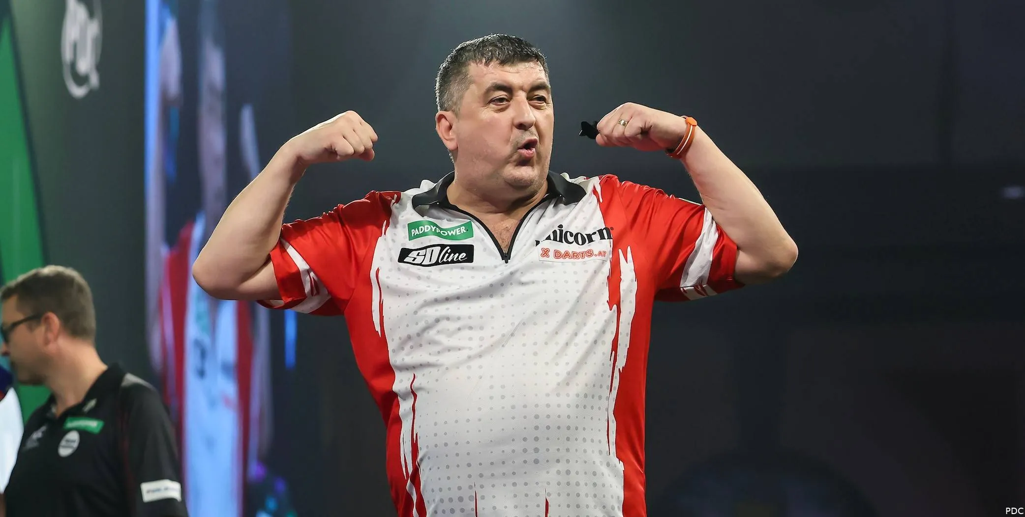 Mensur Suljovic juicht en laat spierballen zien&nbsp;