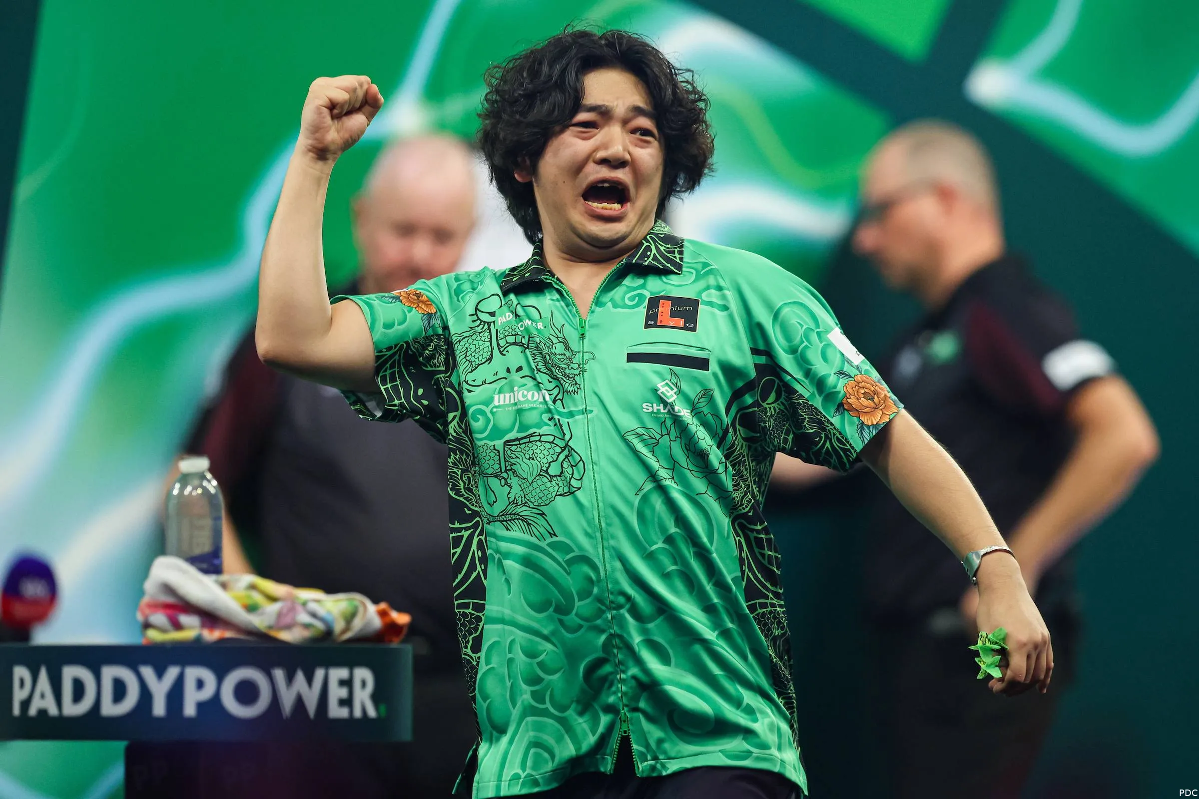 Motomu Sakai houdt zijn vuist in de lucht.