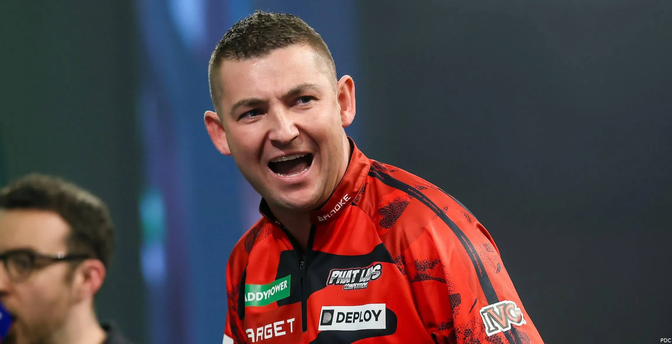Nathan Aspinall juicht met open mond
