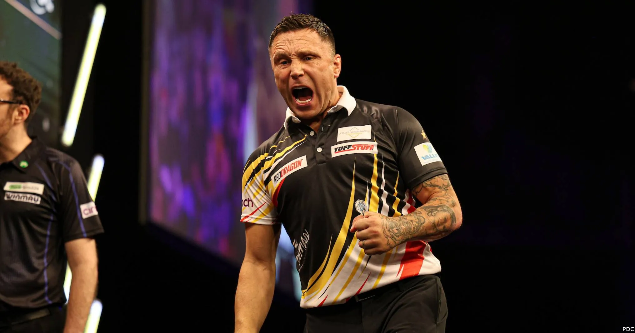 Gerwyn Price balt zijn vuist en juicht