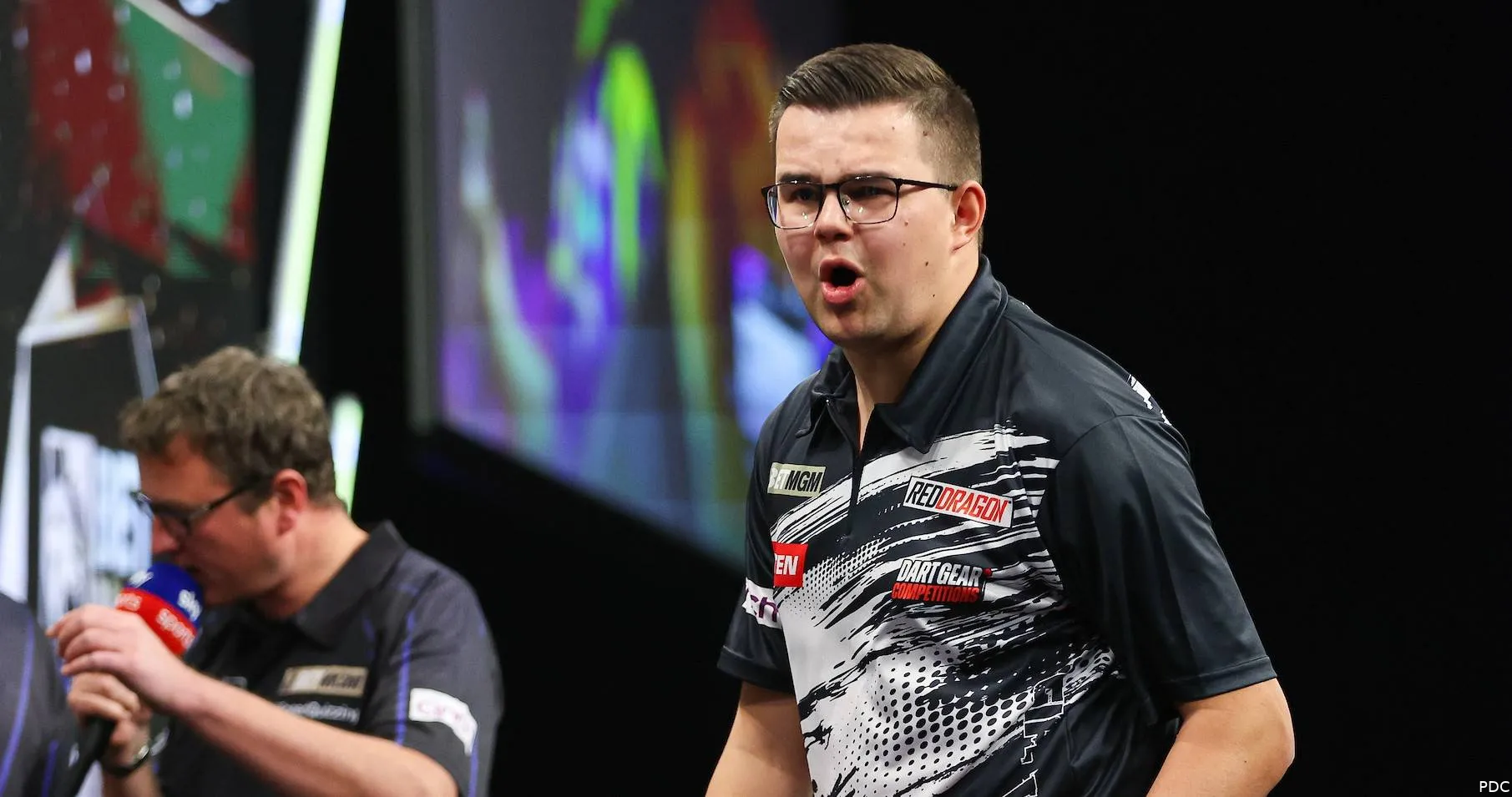 Gian van Veen kijkt met open mond naar de zijkant.