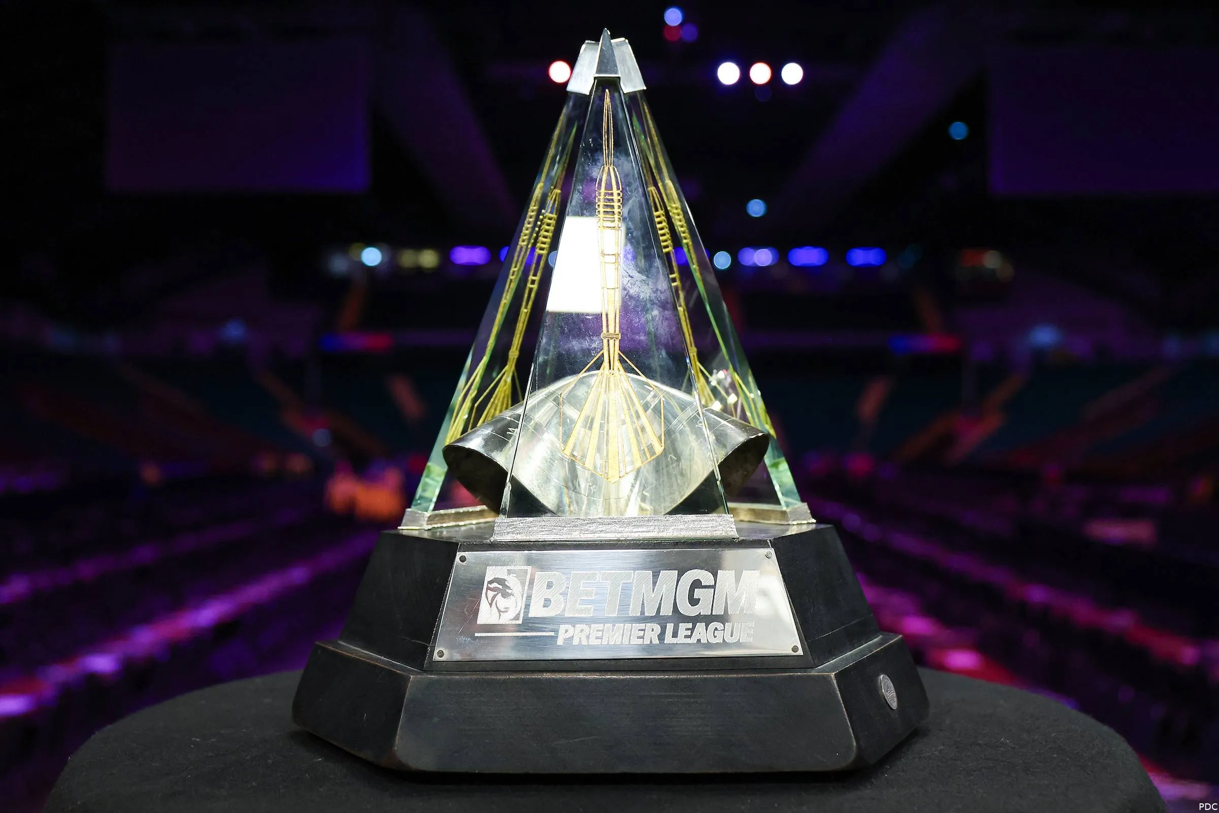 De beker die de winnaar van de Premier League Darts krijgt
