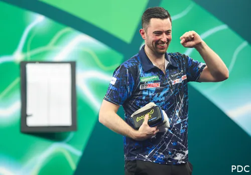 Luke Humphries pumps his fist on the Worlds stage