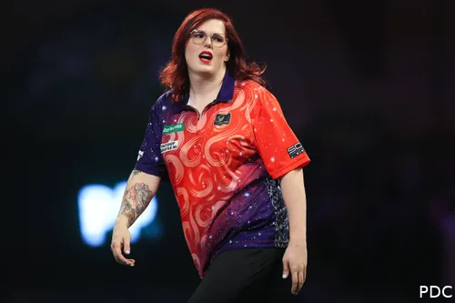 Noa-Lynn van Leuven misses dart at double.