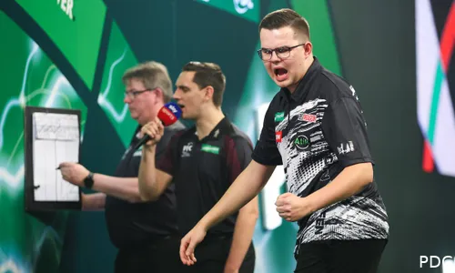 Gian van Veen celebrates on the World Championship stage