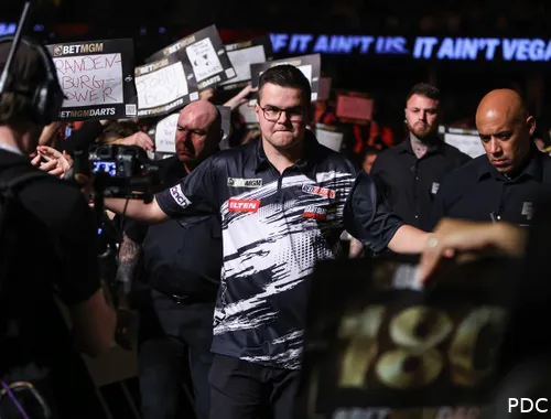 Gian van Veen on night 3 of the 2026 Premier League Darts in Glasgow