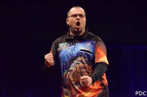 Ist für einen der schönsten Wurfstile der Dartswelt bekannt: Raymond Smith