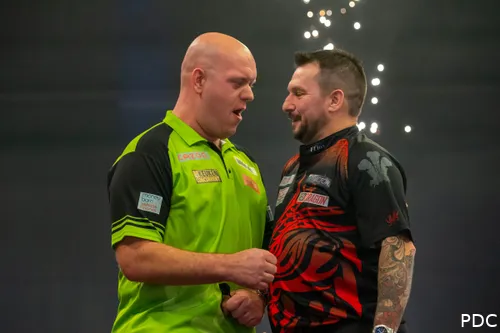 Michael van Gerwen und Jonny Clayton lieferten sich zuletzt ein dramatisches Duell in der Premier League Darts – auch abseits der Bühne nimmt der Niederländer seinen Rivalen gerne humorvoll aufs Korn