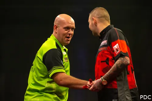 Michael van Gerwen und Nathan Aspinall treffen am letzten Spieltag im Viertelfinale aufeinander