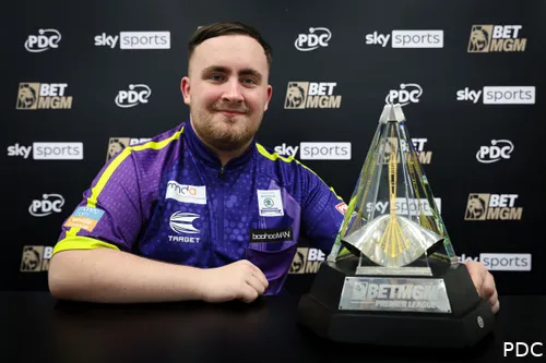 Luke Littler mit Premier League darts Trophäe<br>