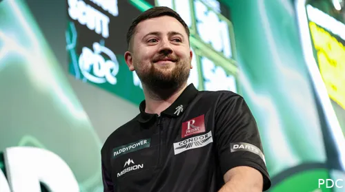 Wechselte seinen Ausrüster und ist jetzt bei Red Dragon unter Vertrag