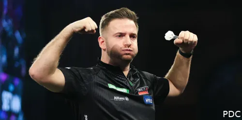 Arno Merk spannt die Bizepse an.