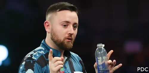 Connor Scutt blickt ins Publikum