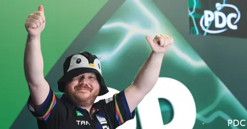 Justin Hood trägt eine Pinguin-Mütze